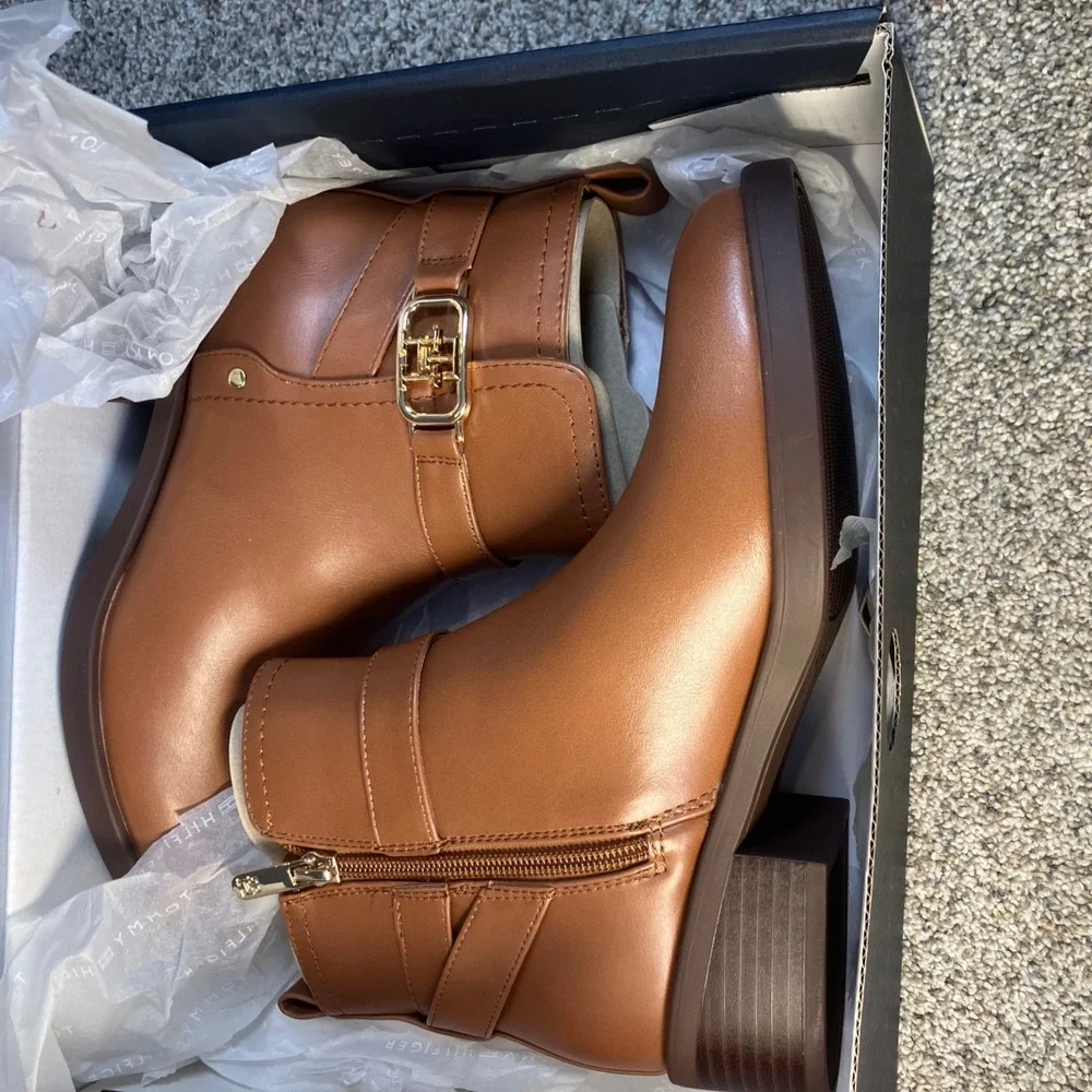 Tommy Hilfiger Ivaide Ankle Boots Tan Gold Buckle Side Zip 5.5 M NIB Orig $129 - Picture 7 of 14